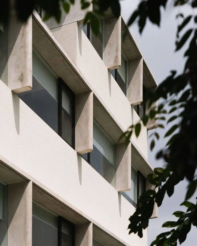 تصاویر؛ بازی انحناها در بتن: معماری فشرده آپارتمان های «ای بی سی» 