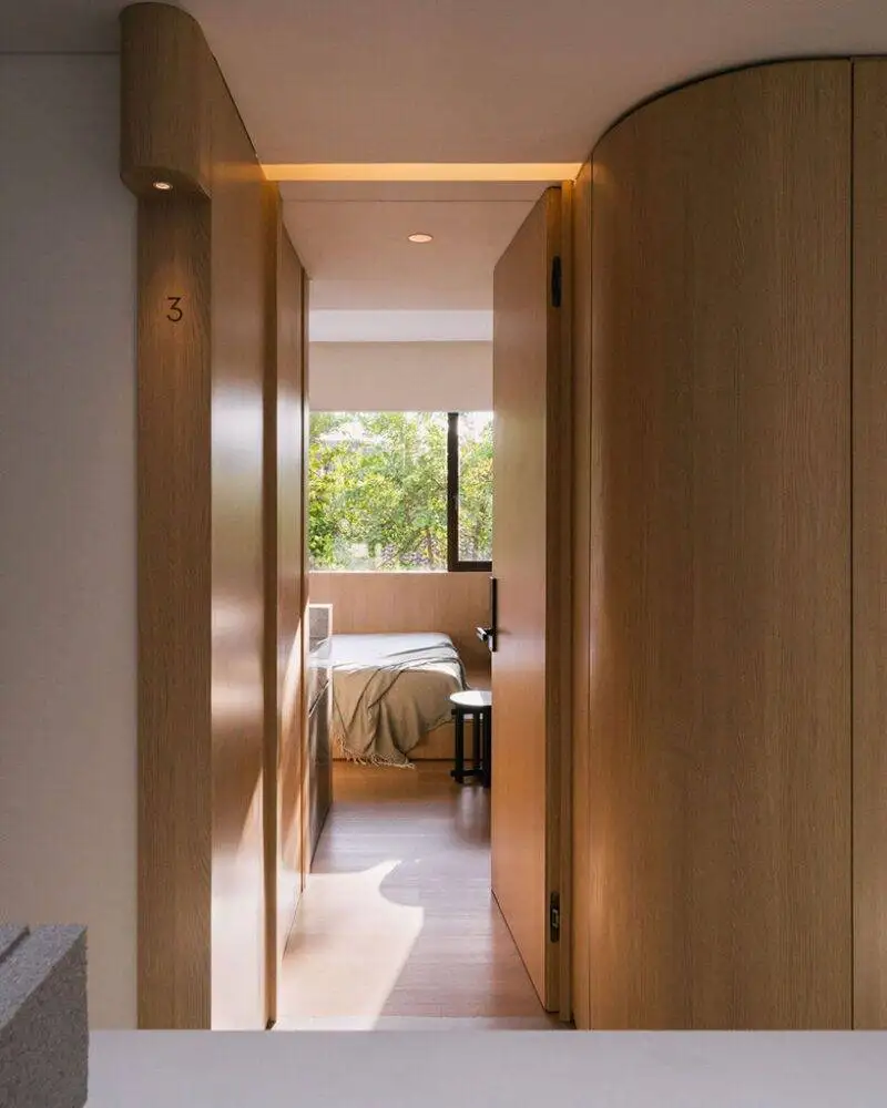 تصاویر؛ بازی انحناها در بتن: معماری فشرده آپارتمان های «ای بی سی» 