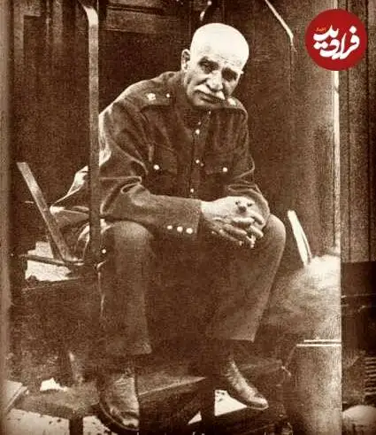 عکس| سفر در زمان؛ ژست «رضاخان» روی پله های یک قطار؛ دهه 1310