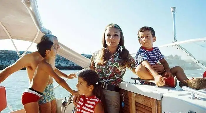 تصاویر؛ سفر در زمان؛ محمد رضا پهلوی، فرح دبیا و فرزندانشان تعطیلات تابستانی در دریای خزر، ساحل نوشهر