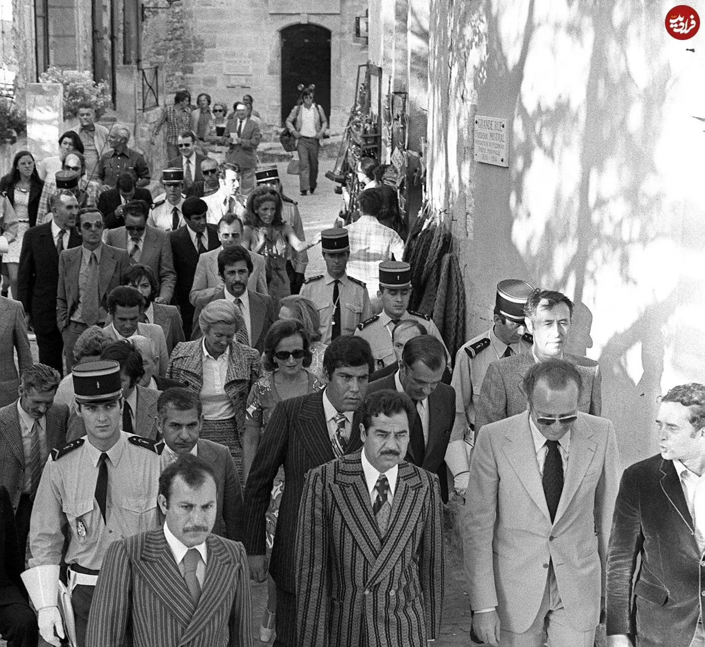 عکس| سفر در زمان؛ «صدام» و همراهان در حال قدم زدن در جنوب فرانسه؛ سال 1354