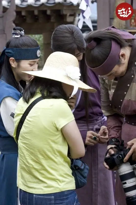 عکس| سفر زمان؛ «جومونگ» با دوربین عکاسی در کنار «سوسانو و سایونگ» در پشت صحنه سریال جومونگ