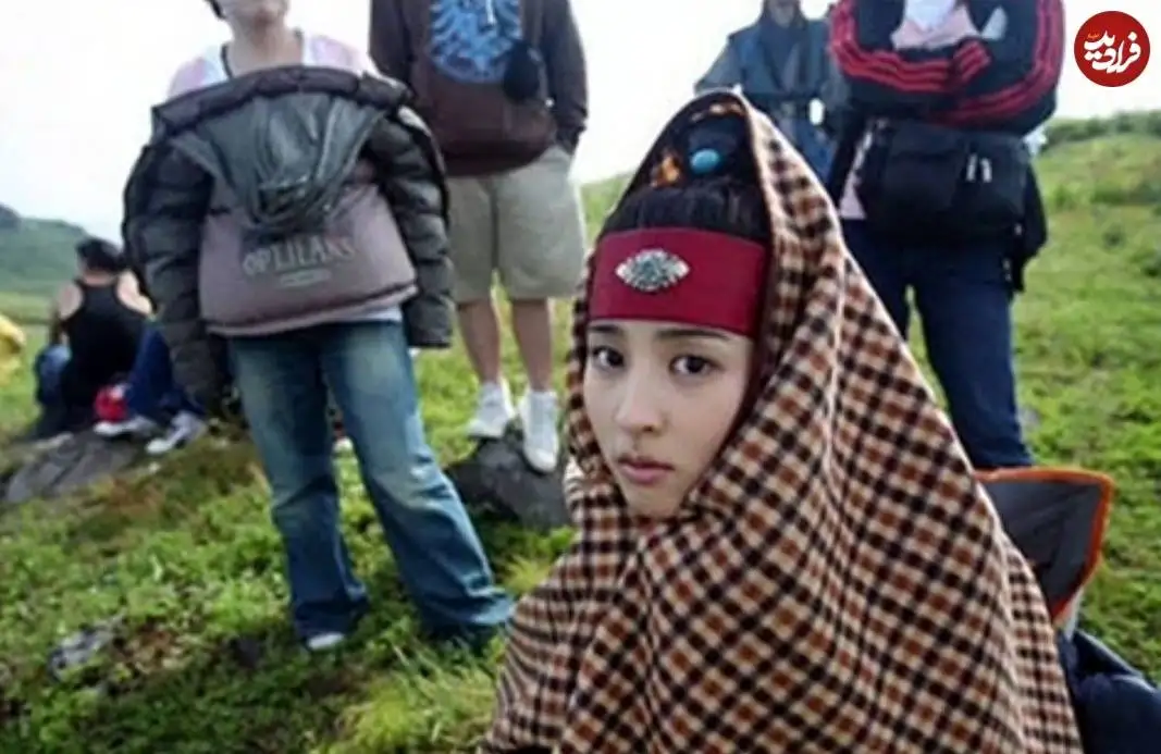 عکس| سفر در زمان؛ «سوسانو» با پتویی روی سرش در پشت صحنه سریال جومونگ؛ 20 سال قبل