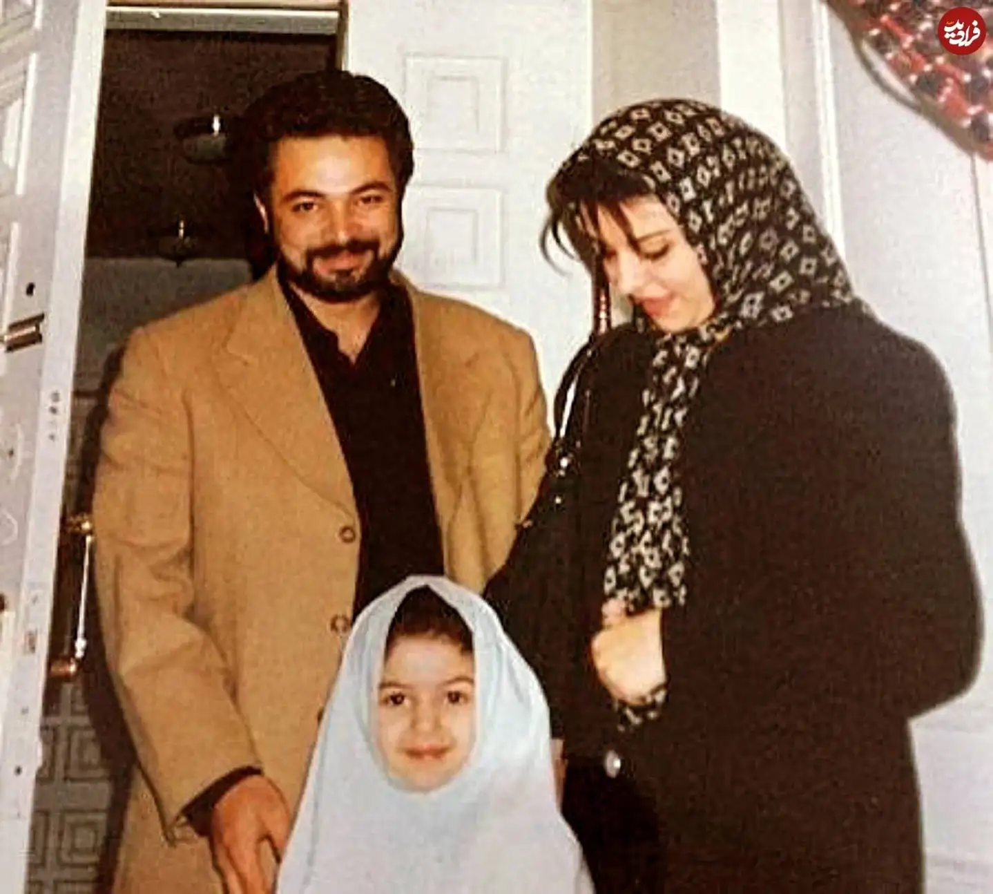 عکس| سفر در زمان؛ «حسن جوهرچی» در کنار همسر و دخترش؛ دهه 80