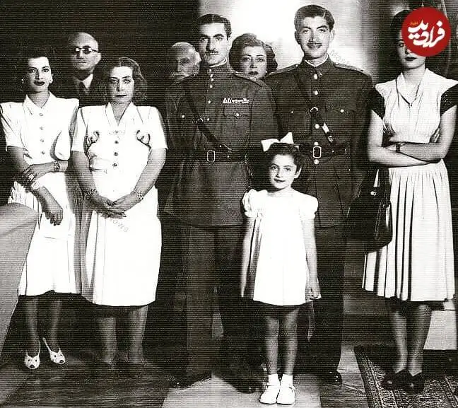 عکس| سفر در زمان؛ «محمدرضا پهلوی» با سبیل در کنار خانواده؛ دهه 20