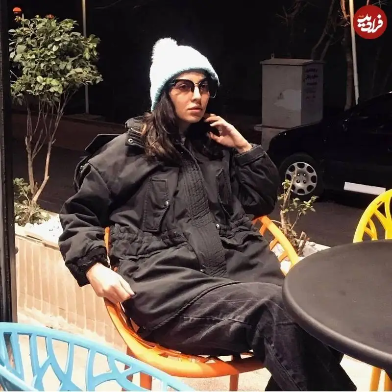 عکس| سفر زمان؛ تیپ خاص «مرضیه» (بچه مهندس) در یک کافه؛ سال 1401