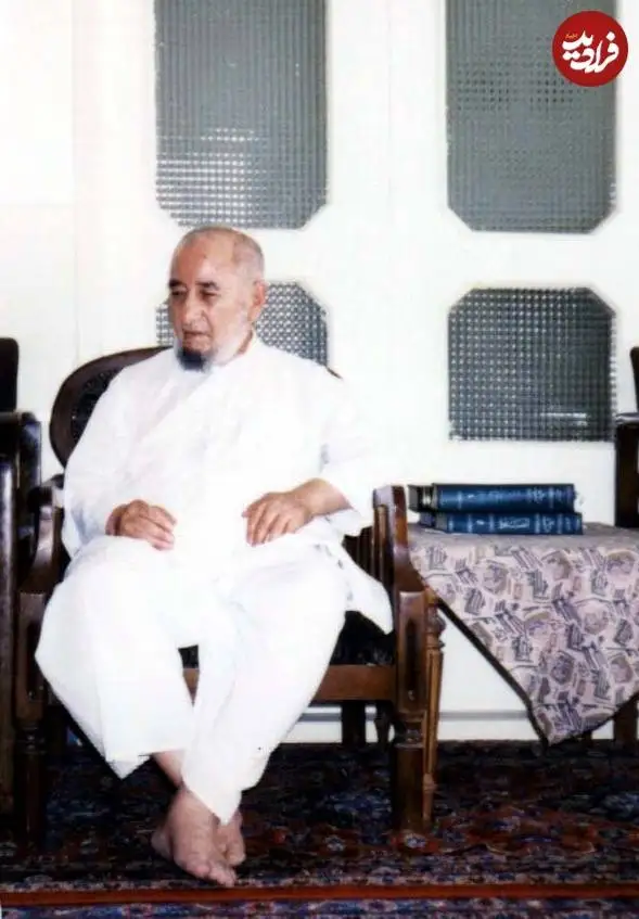 عکس| سفر در زمان؛ «محمدصادق خلخالی» در منزل مسکونی اش در قم؛ دهه 70