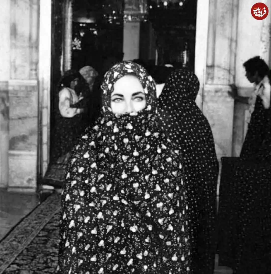 عکس؛ سفر در زمان؛ «الیزابت تیلور» با چادر در حرم شاهچراغ شیراز؛ سال 55