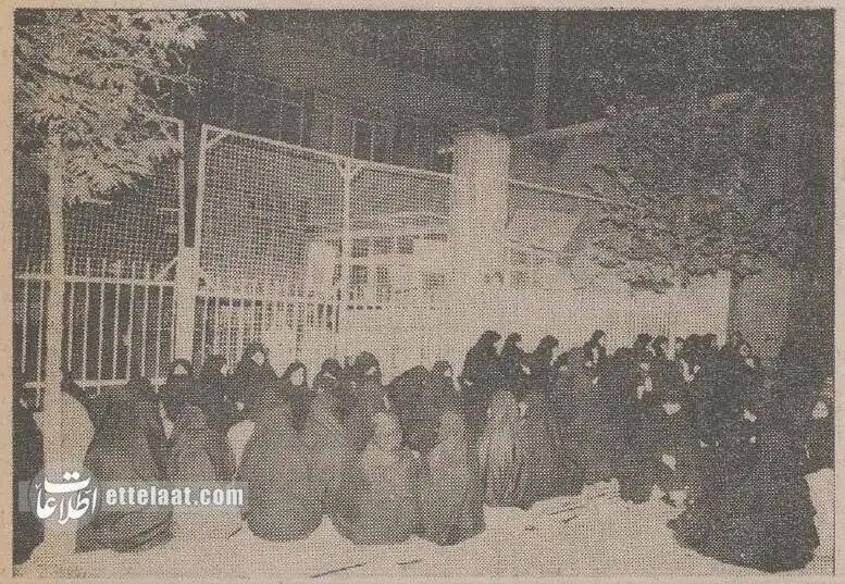 عکس؛ سفر در زمان؛ 400 دختر دانشجو شب در پیاده رو خوابیدند!