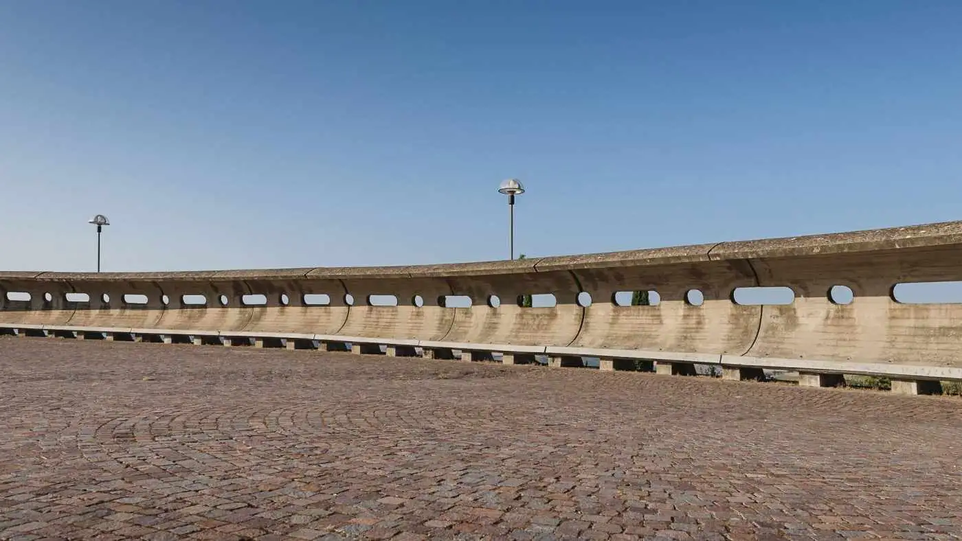 تصاویر؛ نیمکت بتنی معروف؛ نماد معماری بروتالیست در ایتالیا