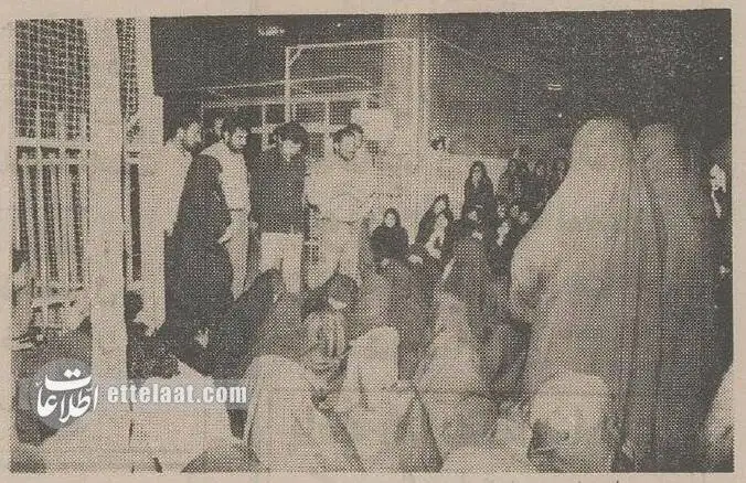 عکس؛ سفر در زمان؛ 400 دختر دانشجو شب در پیاده رو خوابیدند!