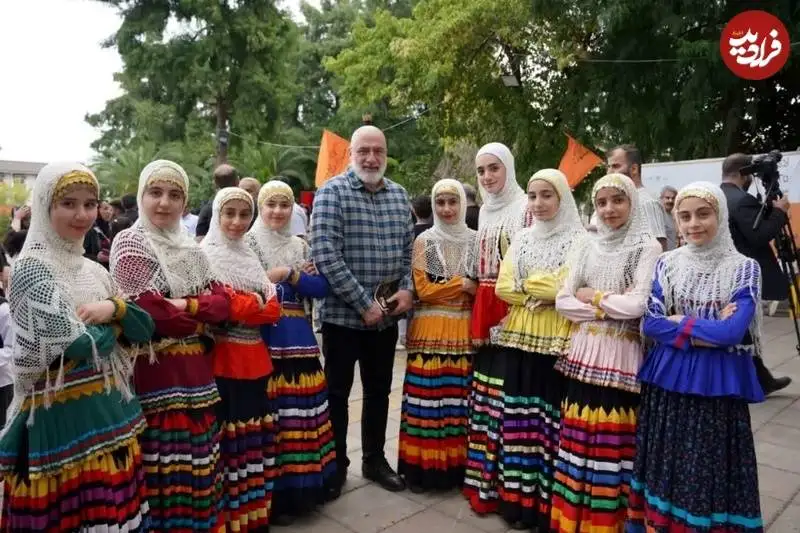 عکس| سفر زمان؛ «دکتر توفیقی» (سریال بچه مهندس) در 58 سالگی در کنار دختران گیلانی