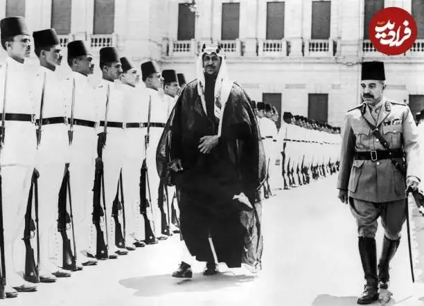 عکس| سفر در زمان؛ «ملک سعود پادشاه عربستان» در حال بازدید از کاخ عابدین مصر؛ سال 1316