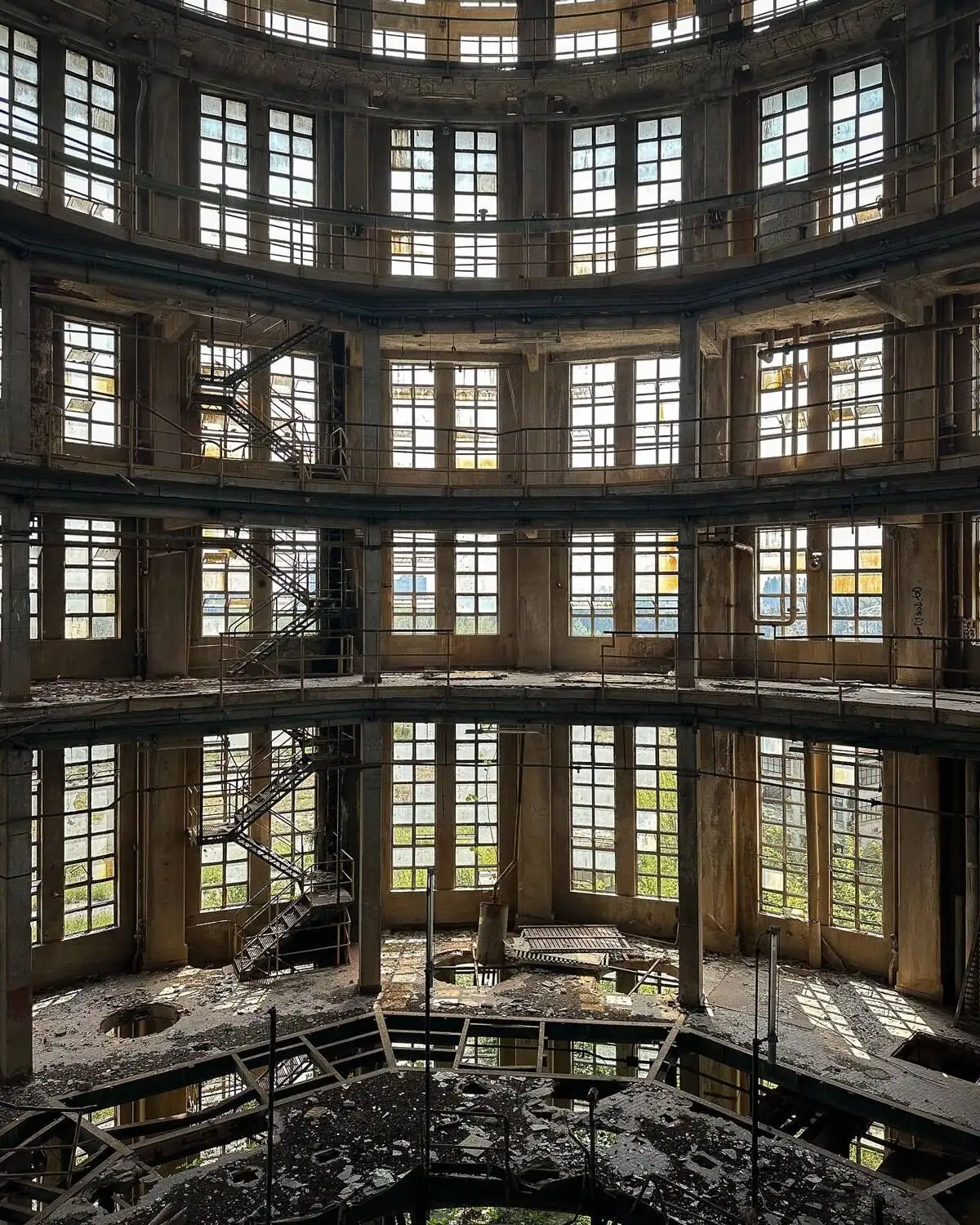 تصاویر| بقایای معماری «بروتالیستی» یک کارخانه الکل رهاشده