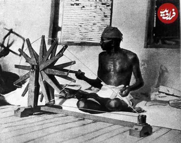 عکس| سفر در زمان؛ «مهاتما گاندی» در حال نخ ریسی در هند؛ سال 1288