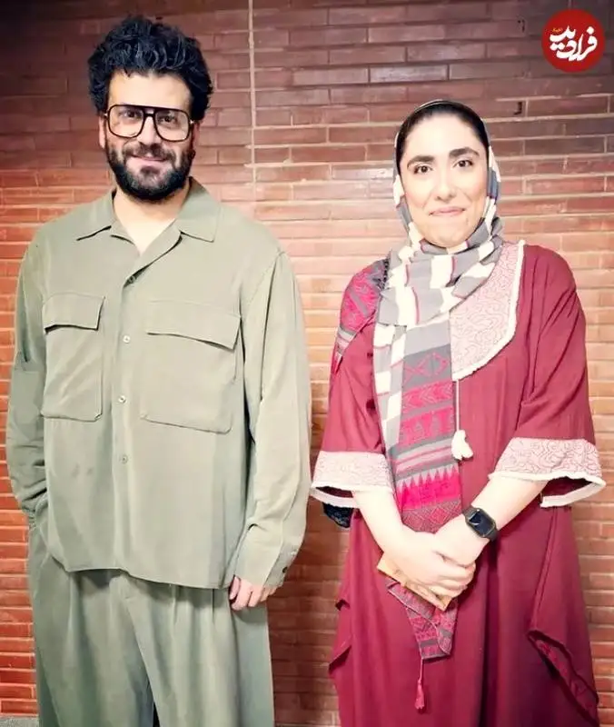 عکس| سفر زمان؛ چهرۀ «جواد جوادی» (بچه مهندس) در پشت صحنه تئاتر «غرب غمگین»