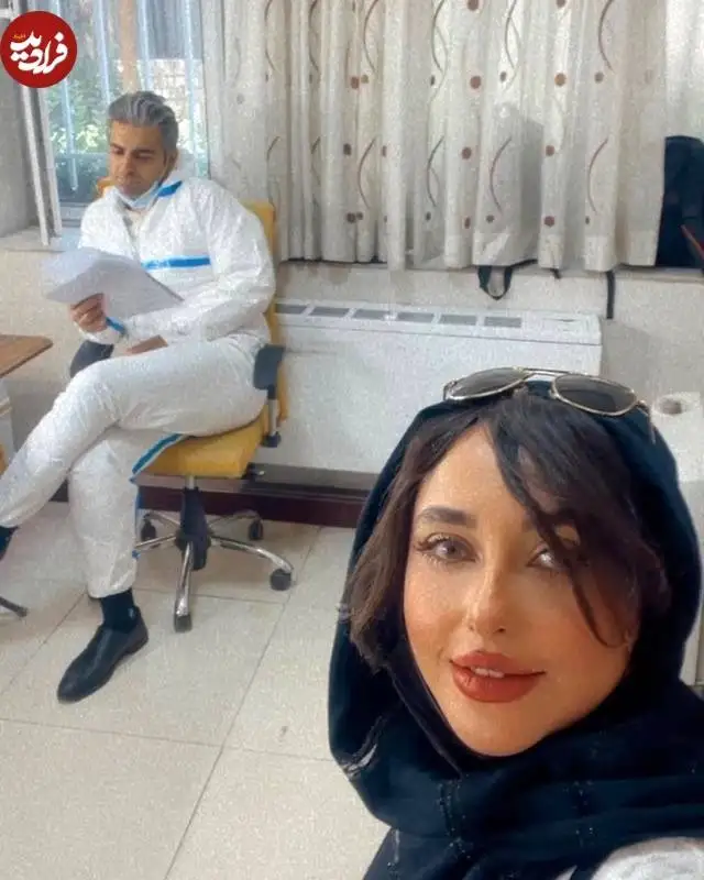 عکس| سفر زمان؛ عکس یادگاری «جواد جوادی» (بچه مهندس) و همسرش «ندا دیبا» در پشت صحنه «آزادی مشروط»