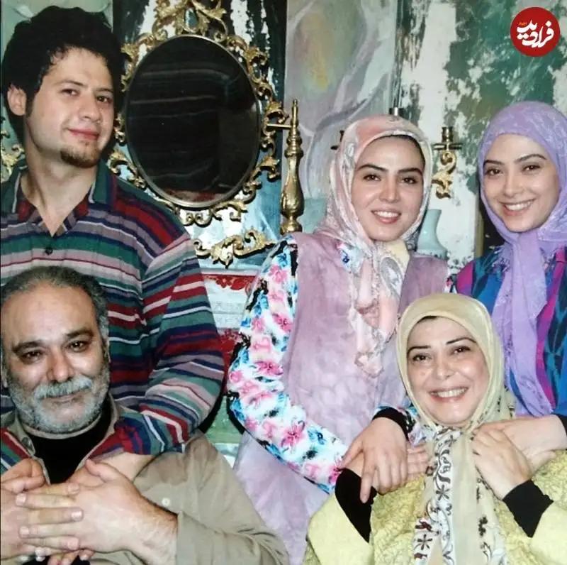 عکس| سفر به تاریخ؛ عکس یادگاری «محمد کاسبی» در پشت صحنه سریال «سه در چهار»؛ سال 1387