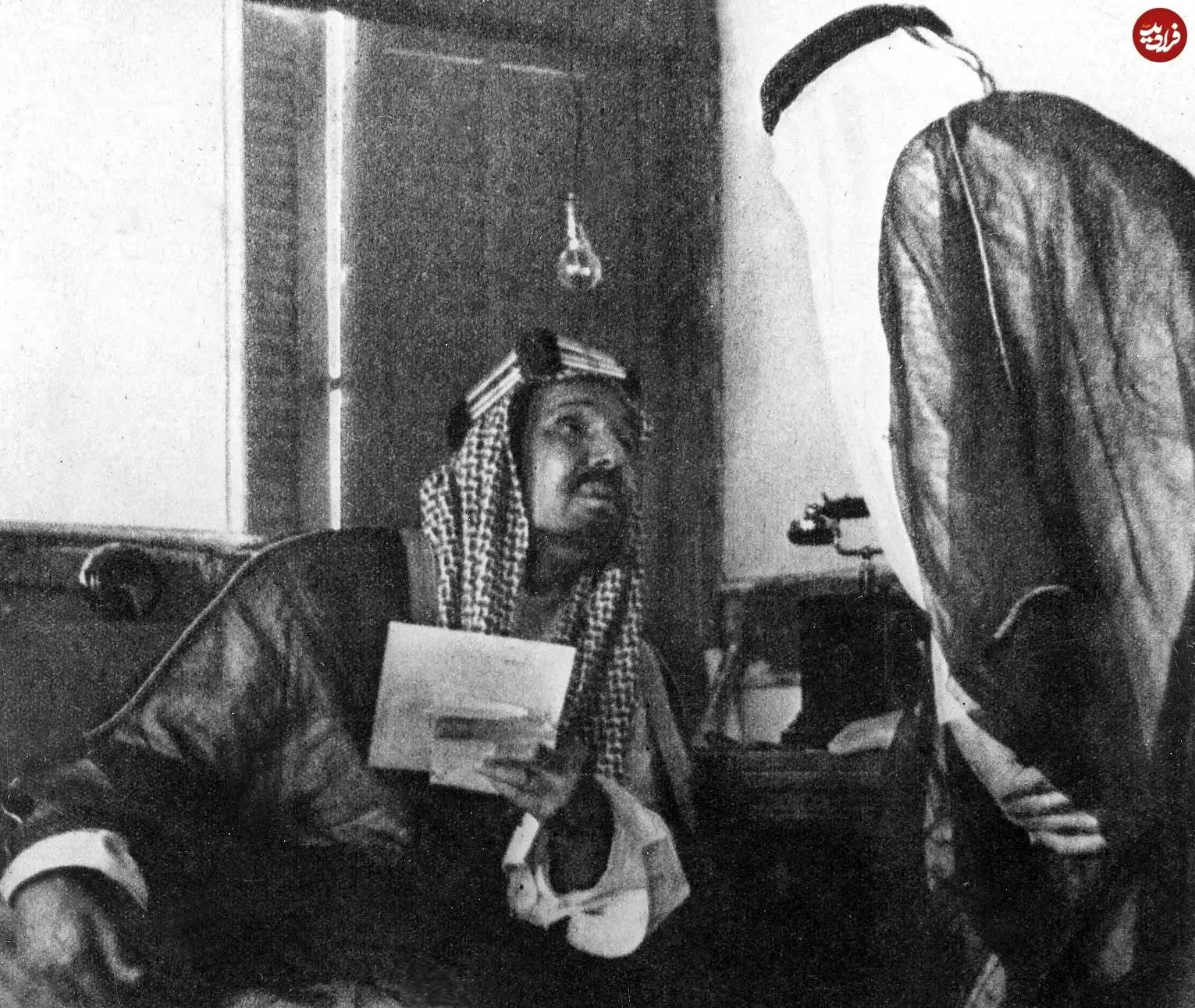 عکس؛ سفر در زمان؛ ملک عبدالعزیز، پادشاه اول عربستان در جلسه با یمنی ها؛ سال 1312
