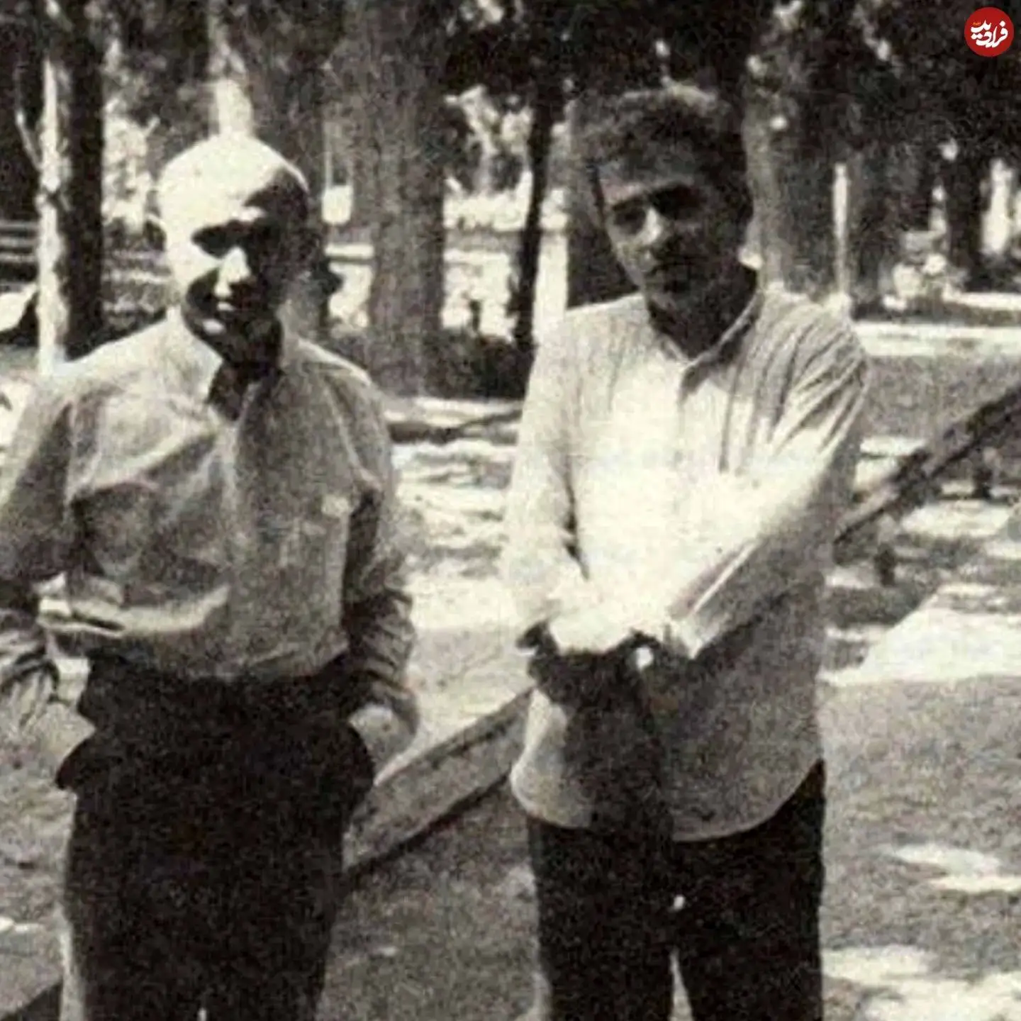 عکس| سفر به تاریخ؛ «فرهاد مهراد» و «دکتر الهی قمشه ای» در باغ فین کاشان