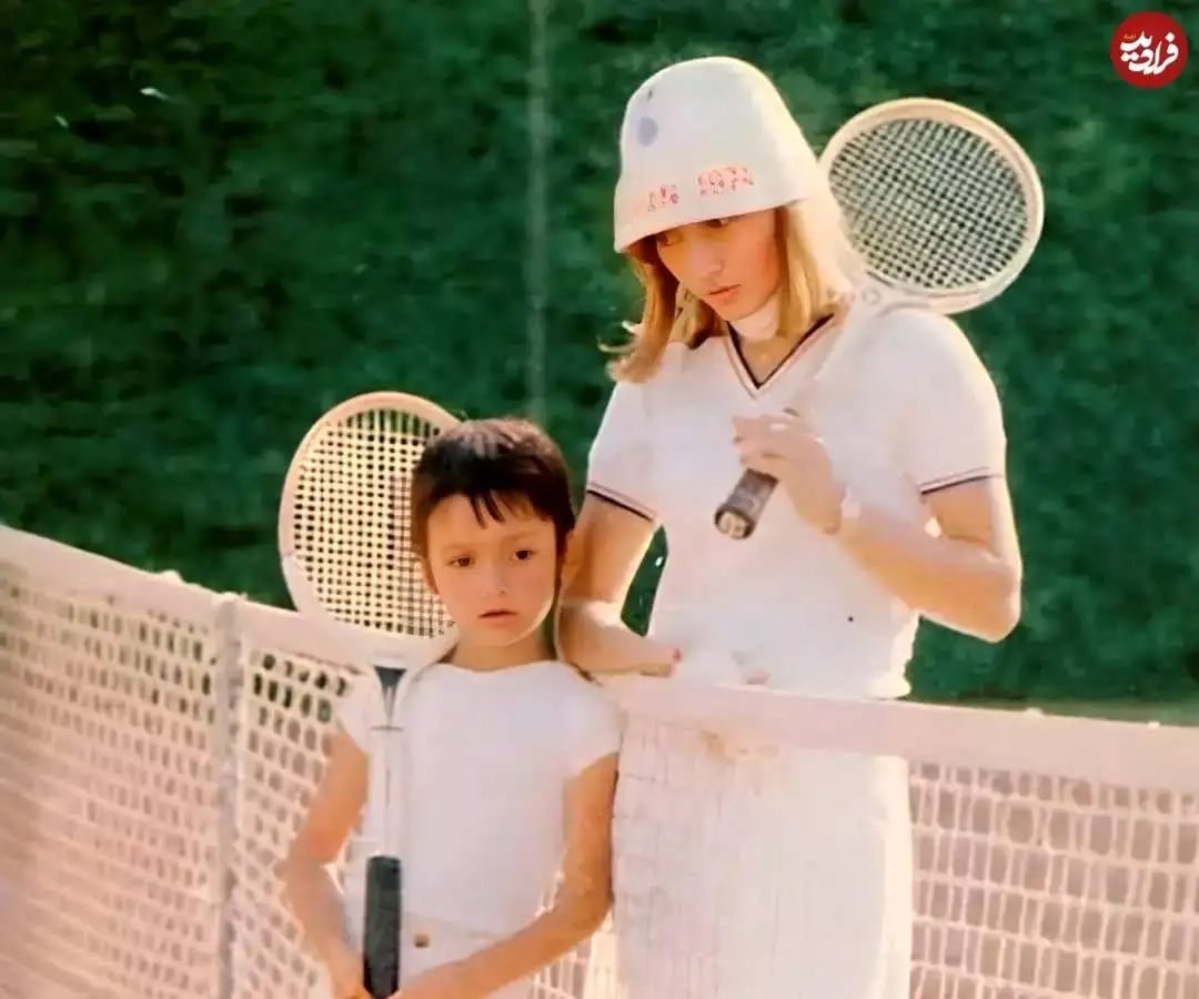 عکس| سفر در زمان؛ «گوگوش و پسرش» در زمین تنیس در تهران؛ سال 54