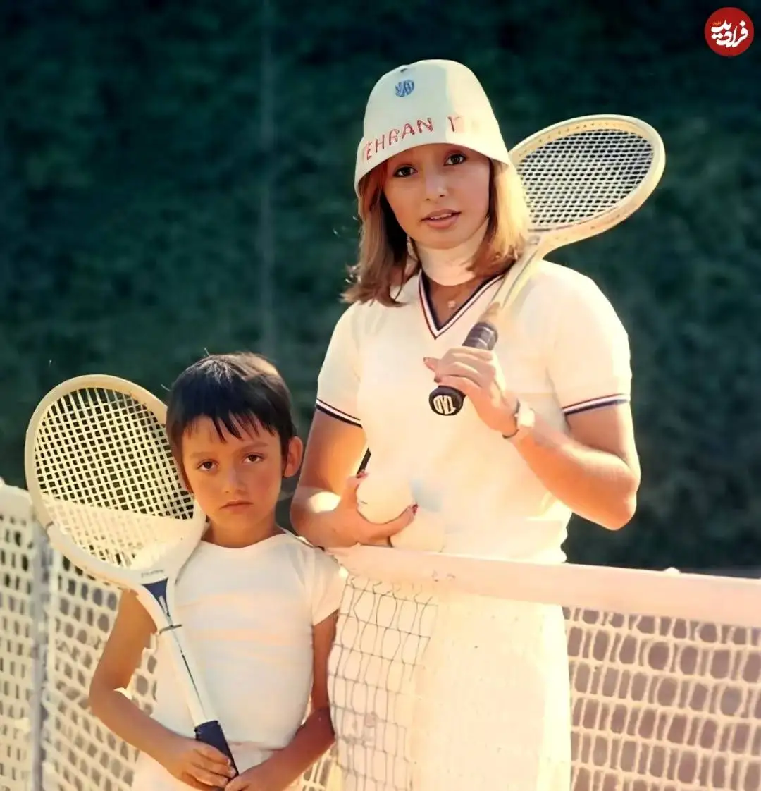 عکس| سفر در زمان؛ «گوگوش و پسرش» در زمین تنیس در تهران؛ سال 54