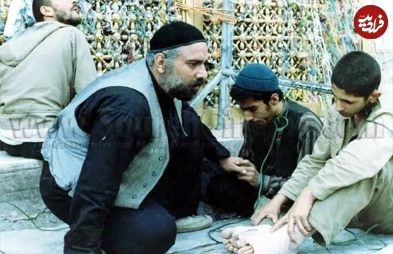 عکس| سفر زمان؛ «محمد کاسبی» در 32 سالگی در کنار پنجره فولاد در حرم امام رضا (ع)