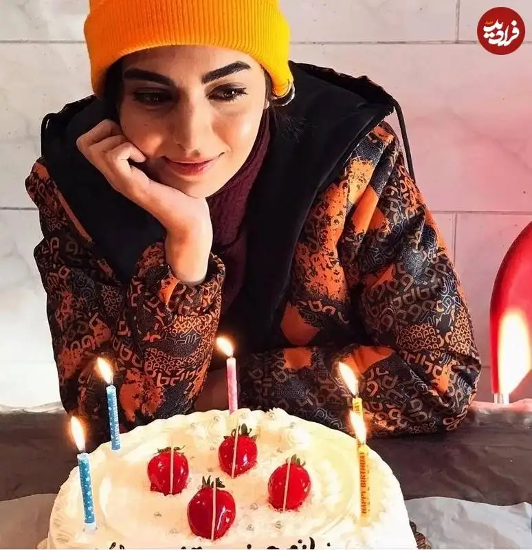 عکس| سفر زمان؛ «جواد جوادی» در جشن تولد «مرضیه» در پشت صحنه سریال «بچه مهندس 4»