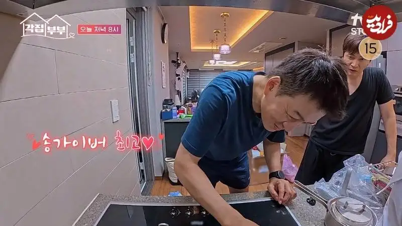 عکس| سفر زمان؛ عکس های تازۀ «جومونگ» در 54 سالگی در حال تمیز کردن اجاق گاز