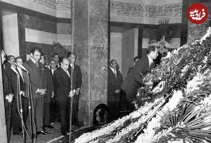عکس| سفر در زمان؛ «اردشیر زاهدی، هویدا و اعضای هیأت دولت در مقبره رضاخان»؛ دهه 40
