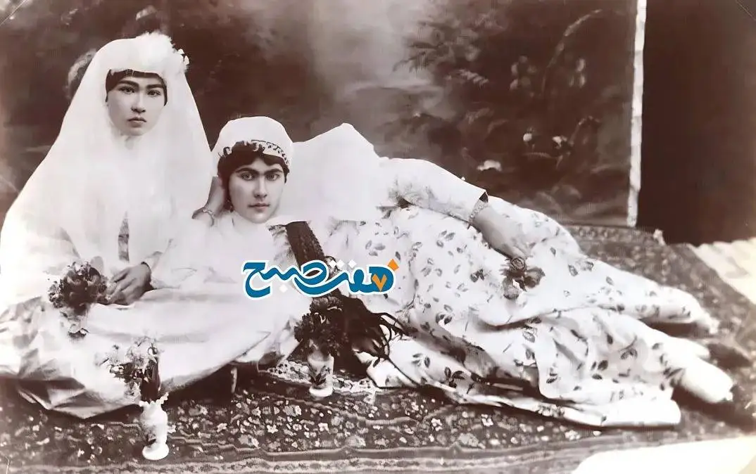 عکس؛ سفر در زمان؛ عکس یادگاری دو دختر قجری