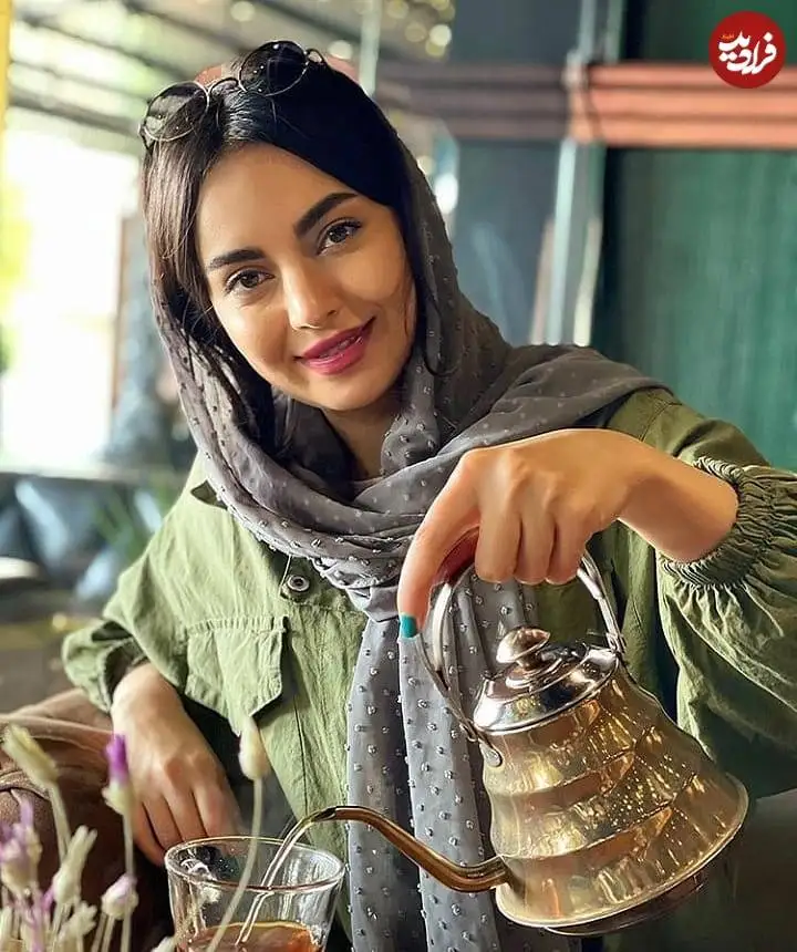 عکس| سفر در زمان؛ «مرضیه» سریال بچه مهندس 3 در حال چای ریختن در کافه؛ سال 99
