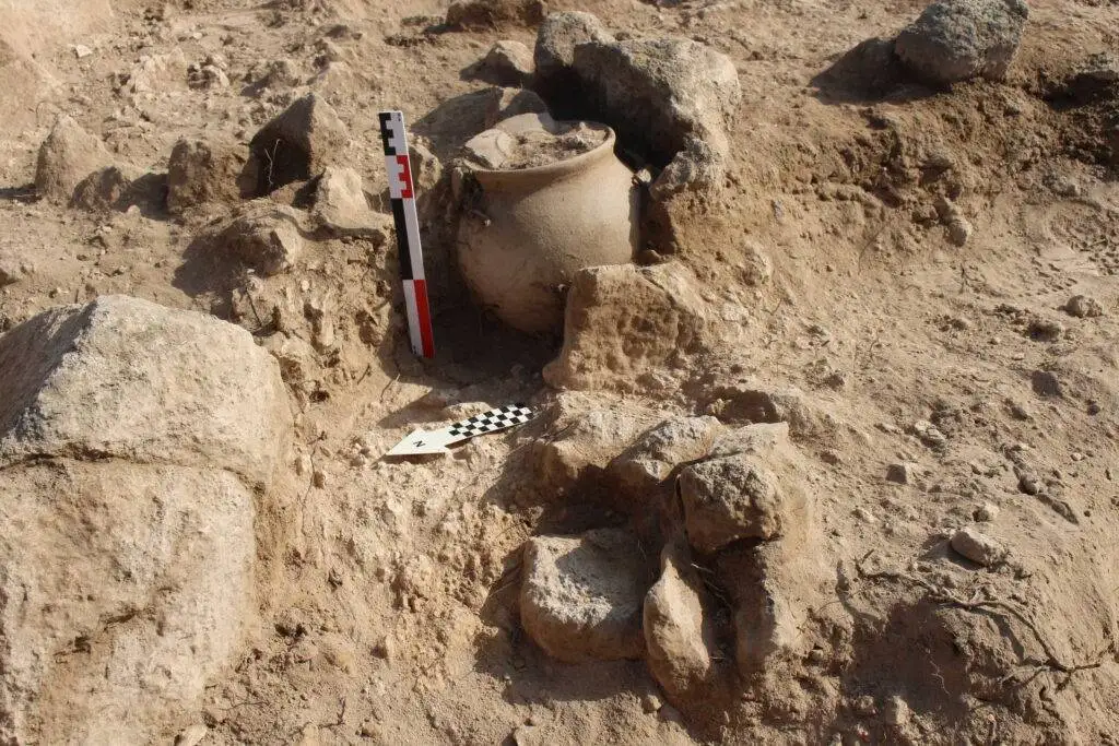 «بُت سنگی» بعد از 2500 سال از ویرانه های قلعۀ باستانی بیرون آمد