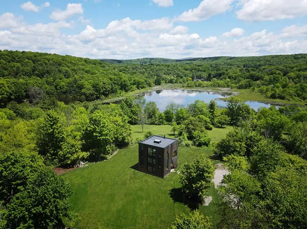 تصاویر؛ خانه ای شبیه یک تندیس در تپه های سبز نیویورک