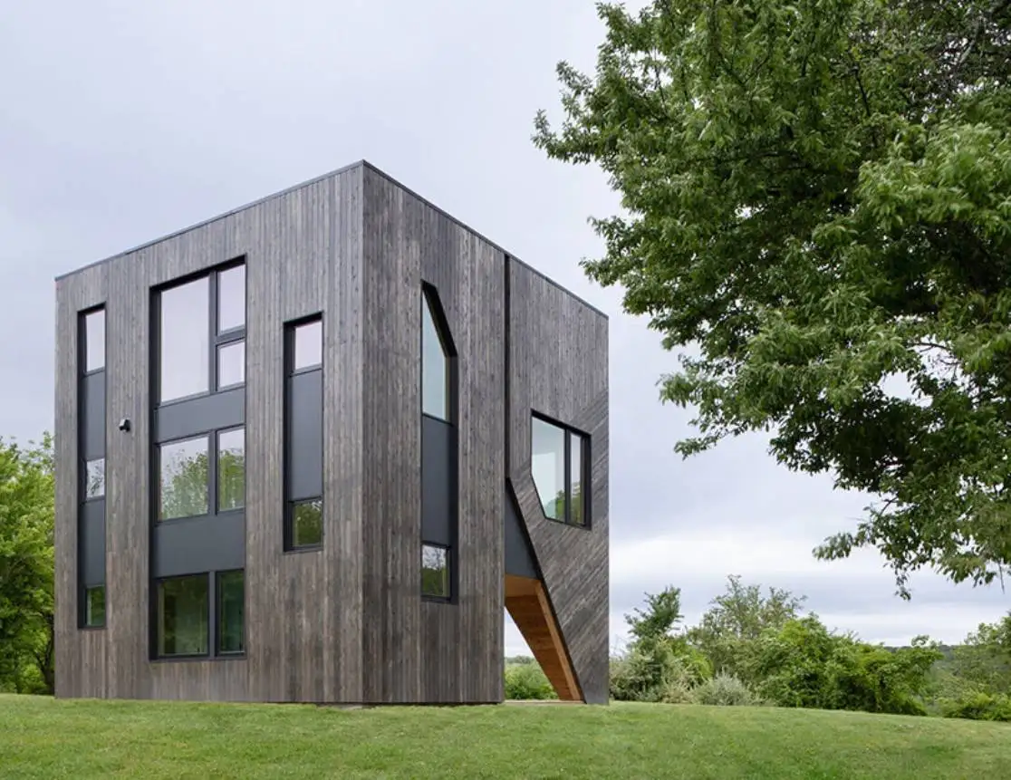 تصاویر؛ خانه ای شبیه یک تندیس در تپه های سبز نیویورک