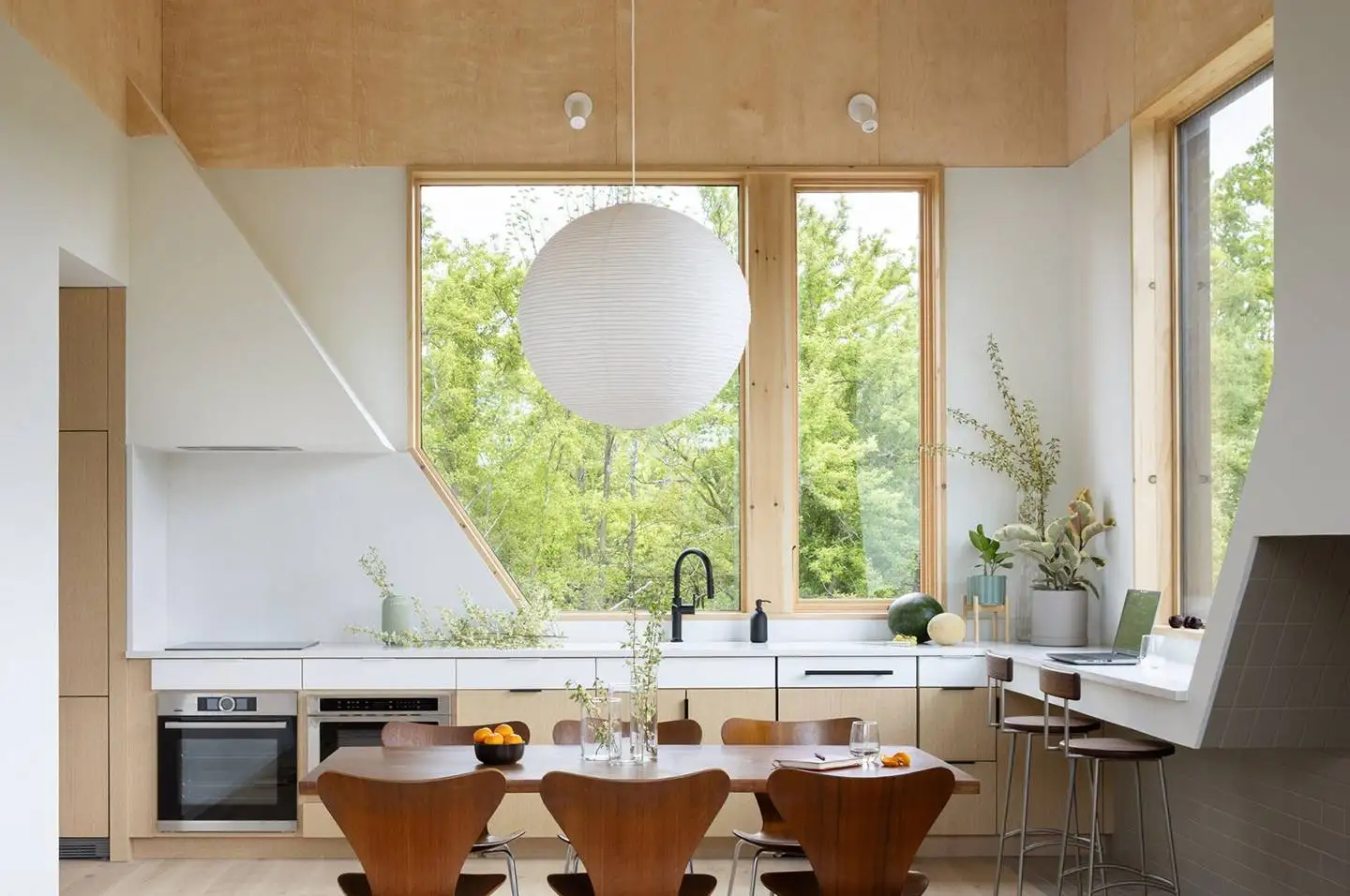 تصاویر؛ خانه ای شبیه یک تندیس در تپه های سبز نیویورک