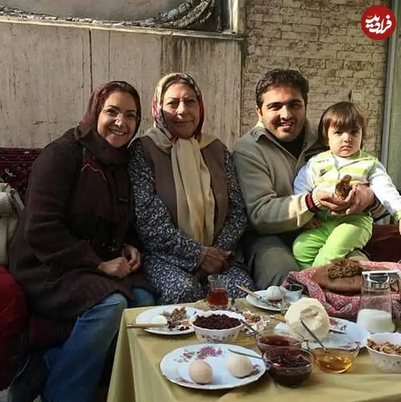 عکس| سفر زمان؛ «مسعود تابش» (بچه مهندس) و همسرش در کنار «بی بی» سر سفرۀ صبحانه