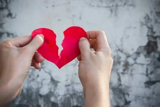 شک نکنید؛ این 8 رفتار یعنی او روزی دل  تان را خواهد شکست