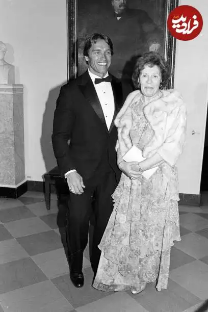 عکس؛ سفر در زمان؛ «آرنولد شوارتزنگر» به همراه مادرش در کاخ سفید؛ سال 1363