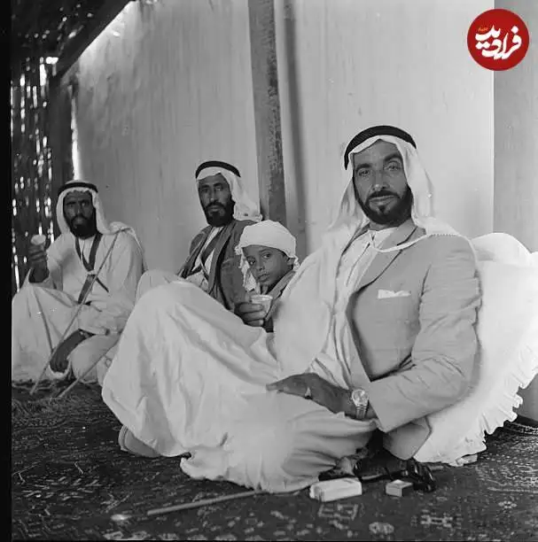 عکس؛ سفر در زمان؛ «شیخ زاید» بنیانگذار امارات و اعضای خانواده اش در یک کاخ؛ سال 1344