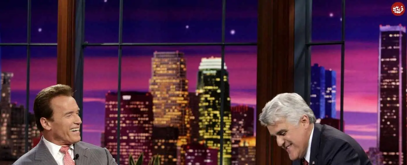 عکس؛ سفر در زمان؛ آرنولد در حال مصاحبه با جی لنو، وقتی فرماندار کالیفرنیا بود؛ سال 1388