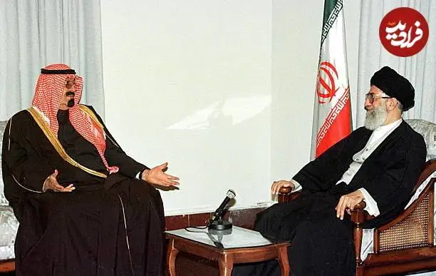 عکس| سفر در زمان؛ «ملک عبدالله، پادشاه ششم عربستان» در حال گفتگو با «رهبر انقلاب»؛ سال 76