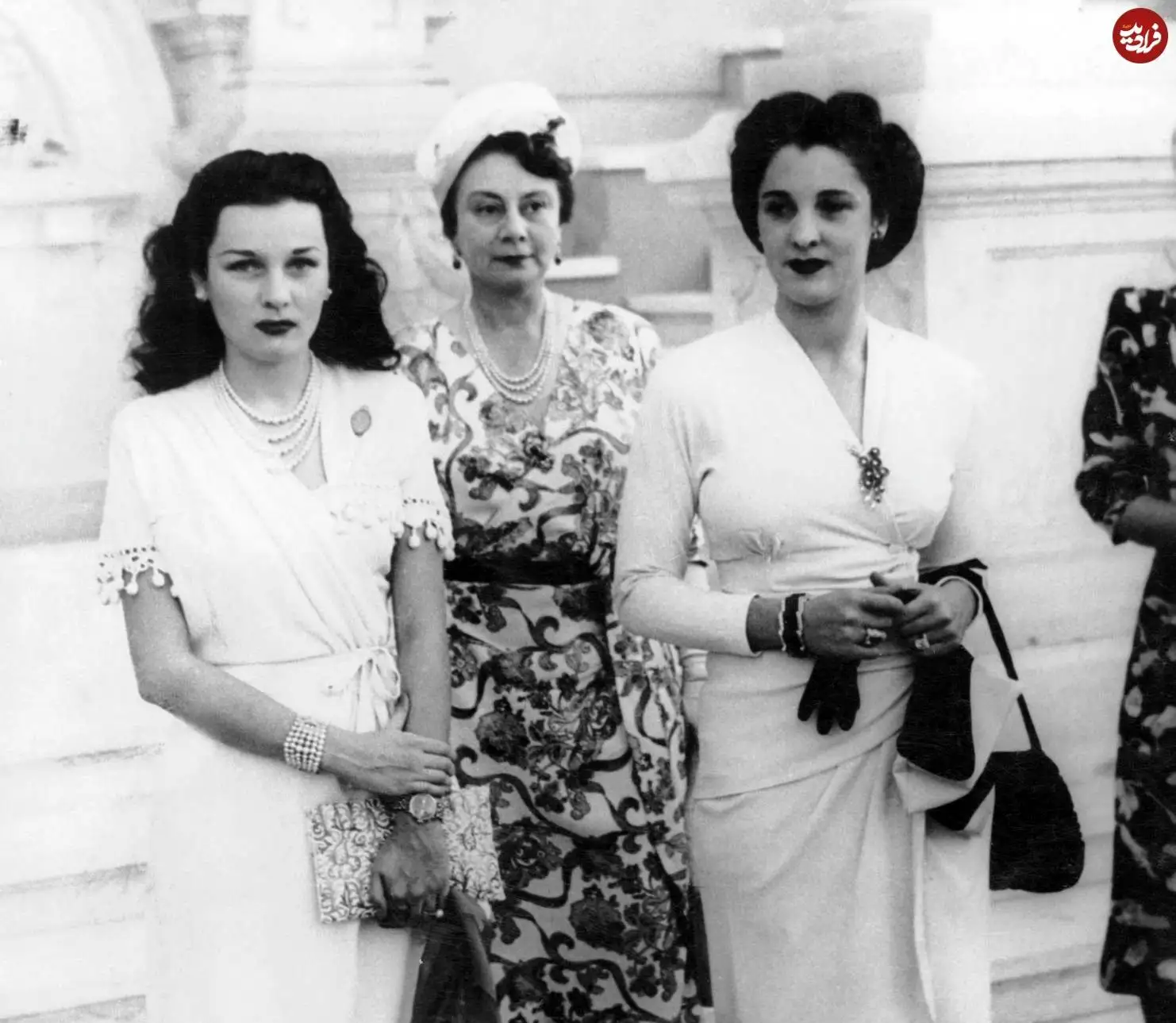 عکس؛ سفر در زمان؛ فوزیه، ملکه مصری ایران و خواهرش در در یک مهمانی در مصر؛ سال 1326