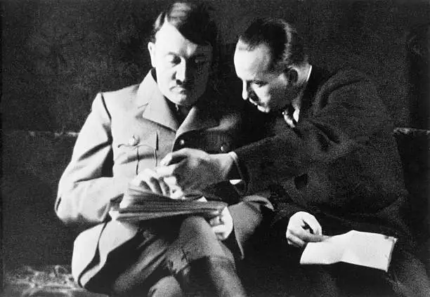 عکس؛ سفر در زمان؛ «آدولف هیتلر» در حال بررسی گزارش های مطبوعاتی؛ سال 1314