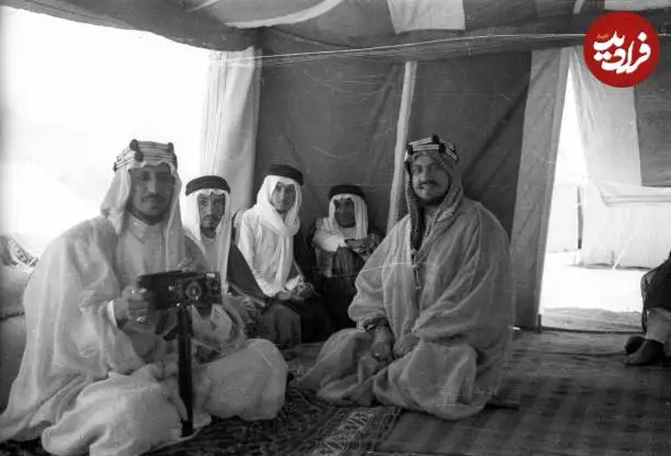 عکس؛ سفر در زمان؛ «ملک سعود» پادشاه دوم عربستان در چادر بادیه نشین؛ سال 1314