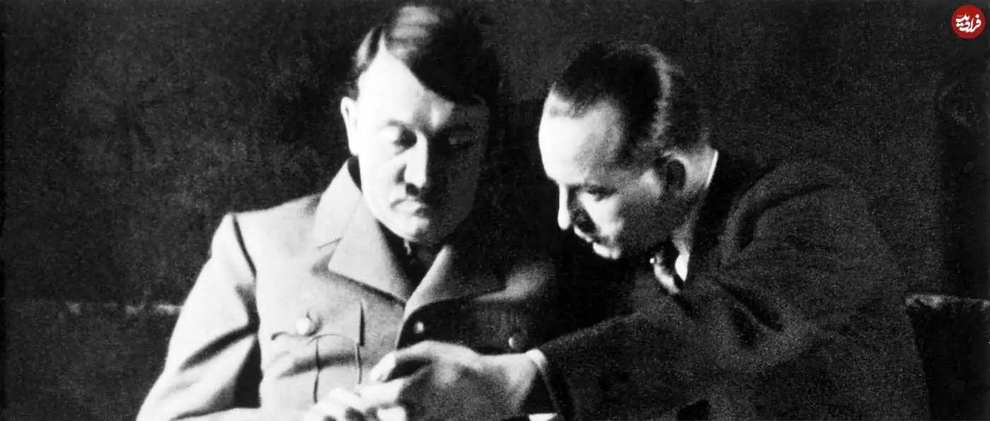 عکس؛ سفر در زمان؛ «آدولف هیتلر» در حال بررسی گزارش های مطبوعاتی؛ سال 1314