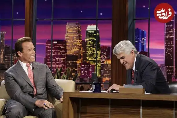 عکس؛ سفر در زمان؛ آرنولد در حال مصاحبه با جی لنو، وقتی فرماندار کالیفرنیا بود؛ سال 1388