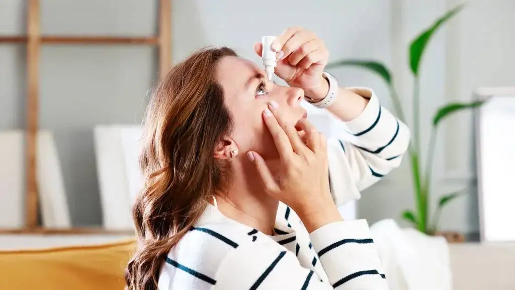 توصیه های متخصصان برای درمان خشکی چشم با روش های طبیعی بدون دارو یا جراحی