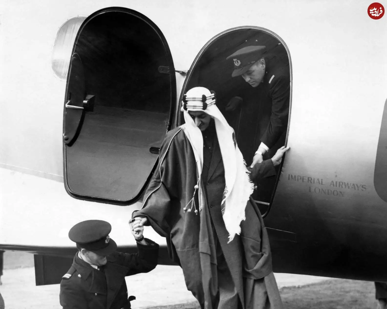 عکس؛ سفر در زمان؛ «ملک فیصل» پادشاه سوم عربستان در حال پیاده شدن از هواپیما در لندن؛ سال 1317