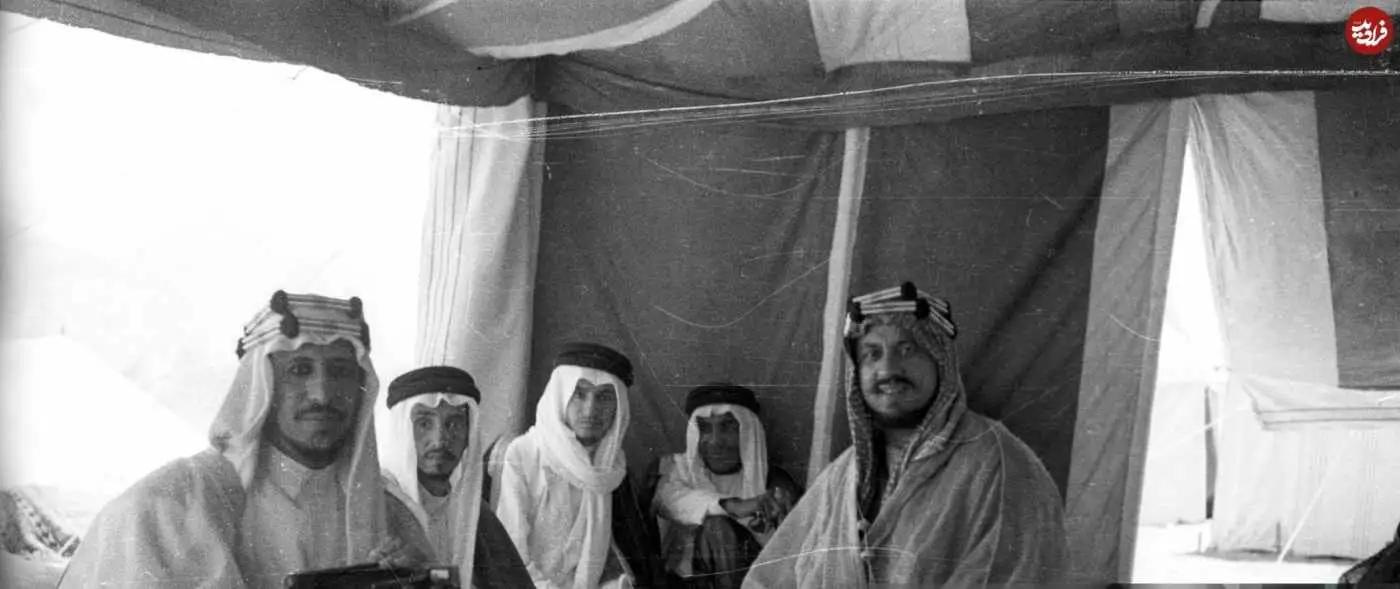 عکس؛ سفر در زمان؛ «ملک سعود» پادشاه دوم عربستان در چادر بادیه نشین؛ سال 1314